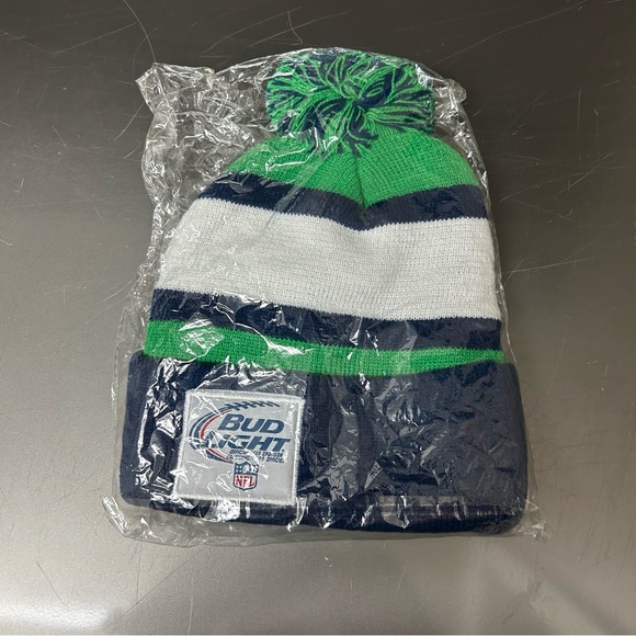Seahawks toque - NEW in packaging. Nice logo, colours and pom pom - Picture 5 of 6